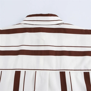 Primer plano del cuello y costuras del hombro de esta camisa de rayas marrones y blancas
