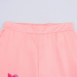 Détail du pantalon rose avec taille élastique, poches latérales et imprimé floral