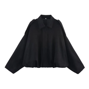 Détail de la veste bomber noire avec manches chauve-souris et ourlet à cordon serrage