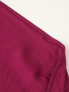 Dettaglio del tessuto intrecciato rosso rosa scuro con trama premium e cuciture curate