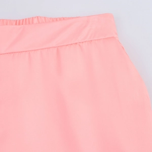 Détail de la taille élastique et des coutures du tissu rose de qualité sur l'ensemble