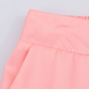 Gros plan détaillé du short décontracté rose avec taille élastique et couture de poche