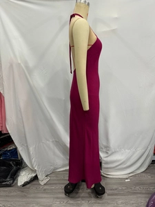 Dettaglio dell'abito all'americana in raso fucsia che mostra il retro e il tessuto in seta
