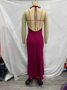 Dettaglio dell'abito lungo fucsia in raso con scollo all'americana e spalline incrociate