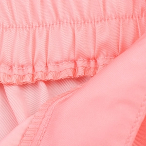 Détail macro de la taille élastique d'un short rose avec tissu en sergé de haute qualité