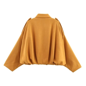 Détail du blouson aviateur en daim jaune moutarde avec manches chauve-souris et ourlet