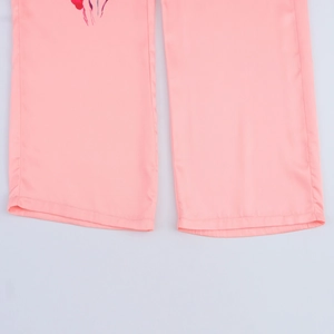 Détail de l'ourlet du pantalon rose à fleurs avec coutures de qualité et tissu léger