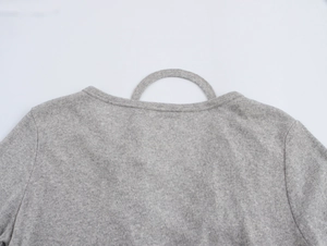Dettaglio del top grigio in maglia a coste con scollo a V e trama del tessuto morbido