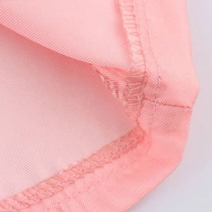 Vue détaillée de la couture intérieure et de l'ourlet de la chemise rose en sergé
