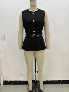 Détail d'un gilet noir sans manches avec trois boutons dorés et une ceinture assortie