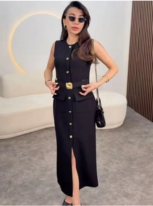 Détail d'une robe midi sans manches avec boutons dorés, ceinture et fente avant