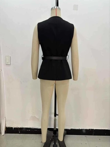 Vue arrière du gilet noir sans manches avec ceinture fine assortie pour femme