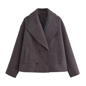 Détail d'un manteau court en laine gris foncé avec revers et double boutonnage