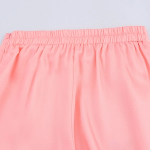Gros plan détaillé de la taille élastique d'un pantalon rose avec texture du tissu
