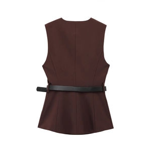 Détail du dos du gilet sans manches marron avec tissu lisse et ceinture en cuir noir