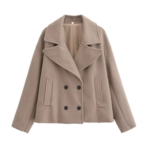 Détail du manteau court en laine camel avec boutonnage croisé et revers larges