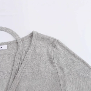 Top da donna in maglia a coste grigia con scollo a V e dettaglio decorativo halter