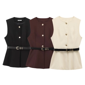 Gilets sans manches noirs, marrons et beiges avec boutons dorés et ceintures fines