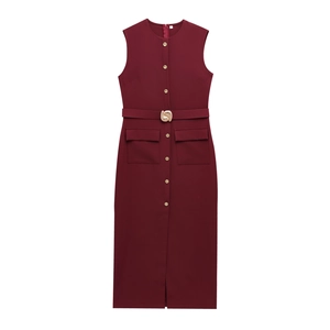 Robe midi sans manches bordeaux avec ceinture, boutons dorés et poches plaquées