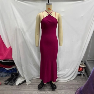 Elegante abito lungo fucsia con allacciatura al collo e schiena scoperta in raso