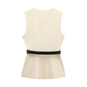 Vue détaillée du dos d'un gilet beige sans manches avec une fine ceinture noire
