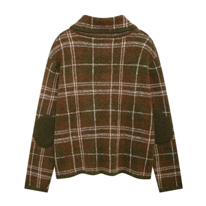 Vue arrière du pull en tricot vintage pour femmes à carreaux marron et vert à coudières