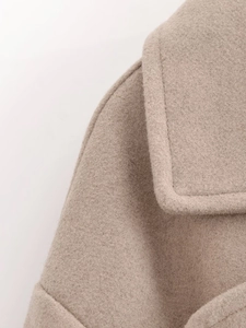 Gros plan du tissu de veste en laine beige montrant les coutures et la texture douce
