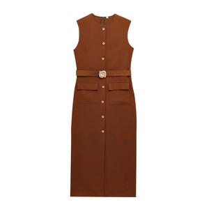 Robe midi marron sans manches avec boutons dorés et ceinture assortie à plat