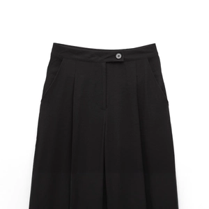Pantaloni neri a vita alta gamba larga da donna con chiusura a bottone e pieghe