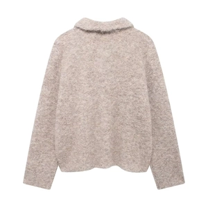 Vista posteriore del cardigan in maglia color avena con texture soffice e colletto a bavero