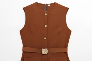 Détail de robe midi sans manches avec boutons dorés et ceinture à boucle coquillage