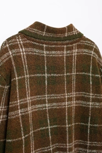 Détail de veste en maille à carreaux vintage avec col à revers et tissu épais texturé