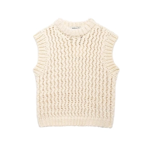 Détails du tricot d'un gilet sans manches en maille torsadée crème avec bords côtelés