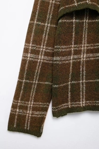 Vue macro détaillée de la texture du tricot à carreaux marron et olive avec un fini duveteux