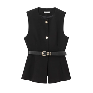 Détail de gilet noir à col rond avec boutons dorés décoratifs et fine ceinture assortie