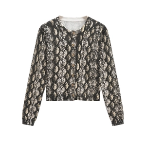 Dettaglio del cardigan in maglia a serpente con scollo rotondo e bottoni marroni