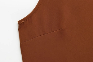 Vue détaillée de la robe midi sans manches marron foncé montrant la couture et le tissu