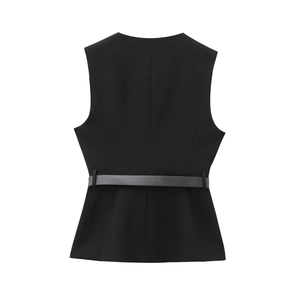 Vue arrière d'un gilet sans manches noir cintré avec un détail de fine ceinture grise