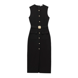 Détail d'une robe midi noire sans manches avec boutons dorés, ceinture et poches côtés