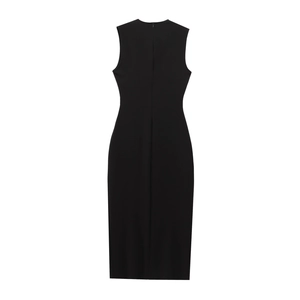 Détail d'une robe mi-longue noire sans manches avec fermeture éclair invisible au dos