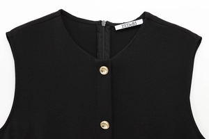 Détail du col rond avec boutons dorés et étiquette ZEDeRI sur une robe noire sans manches