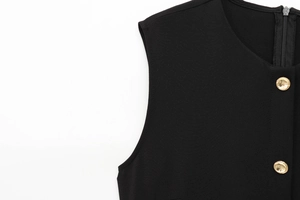 Vue détaillée d'une robe sans manches avec boutons dorés et fermeture à glissière