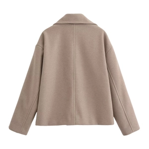 Vue arrière de la veste courte en laine couleur avoine avec col à revers et épaules tombantes