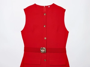 Détails de la robe midi rouge sans manches avec boutons dorés et boucle de ceinture torsadée