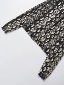 Dettaglio del cardigan da donna con stampa pitonata e chiusura con bottoni marroni