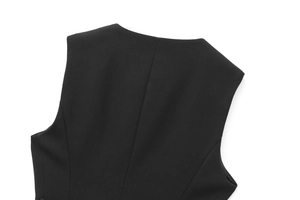 Détails du dos montrant la couture verticale et la coupe structurée du gilet noir sans manches
