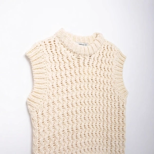 Gilet en maille écrue pour femme avec motif ondulé texturé et col rond côtelé classique