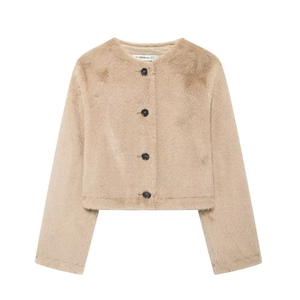 Vue détaillée d'une veste en fausse fourrure camel clair avec boutons marbrés