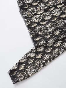 Dettaglio del cardigan in maglia con stampa serpente, bottoni marmorizzati e trama
