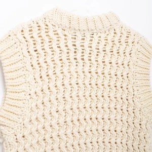 Gilet en maille crème pour femme avec motifs torsadés ajourés et col rond côtelé chic
